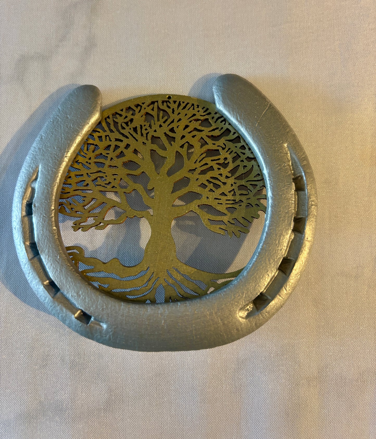 fer à cheval avec son symbole : L’arbre de vie