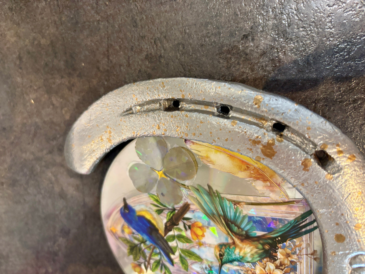 Création unique /fer à cheval avec un Cd et son véritable trèfle à quatre feuilles 🍀 oiseaux/colibri