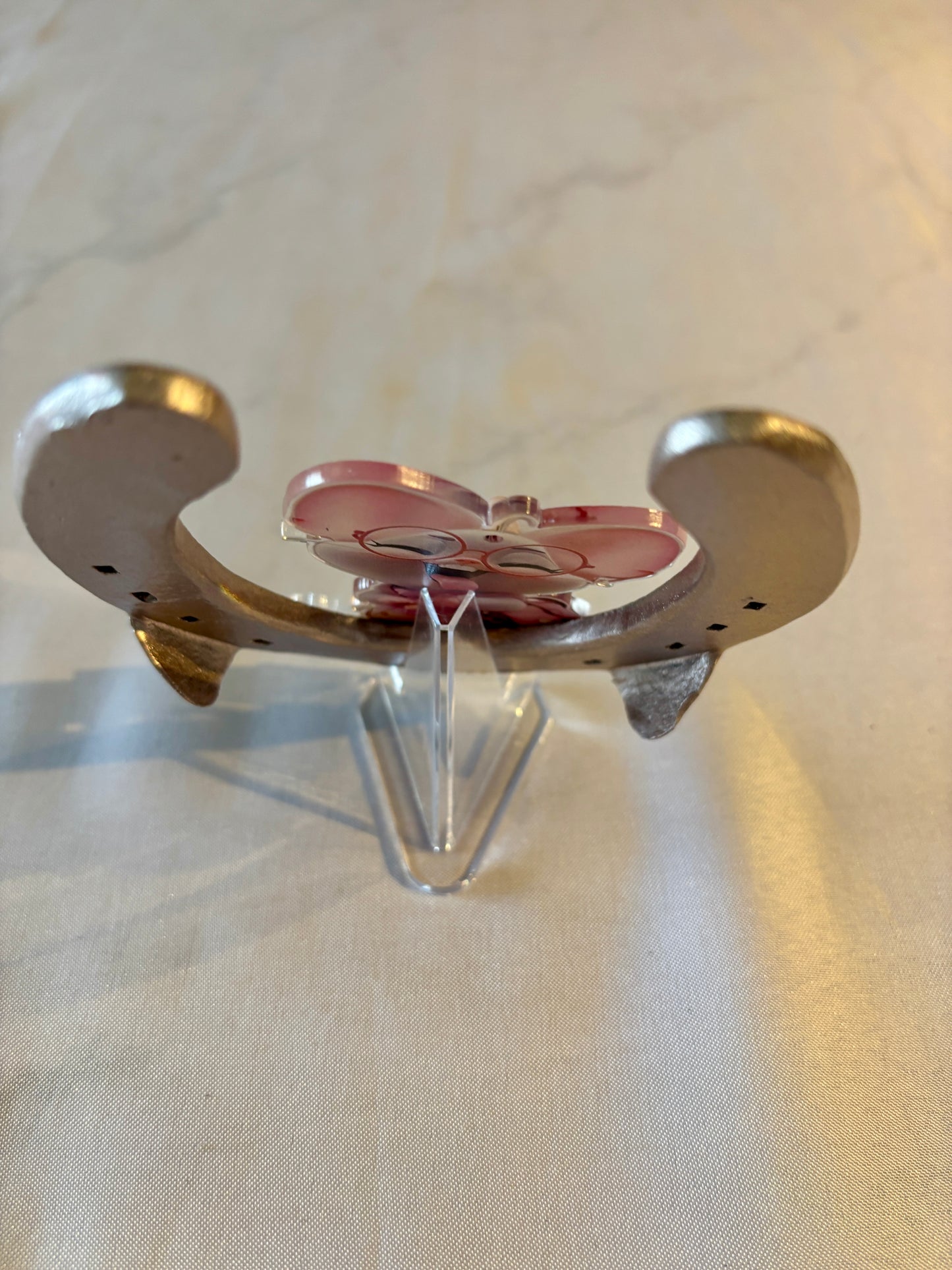 fer à cheval avec sa petite souris rose