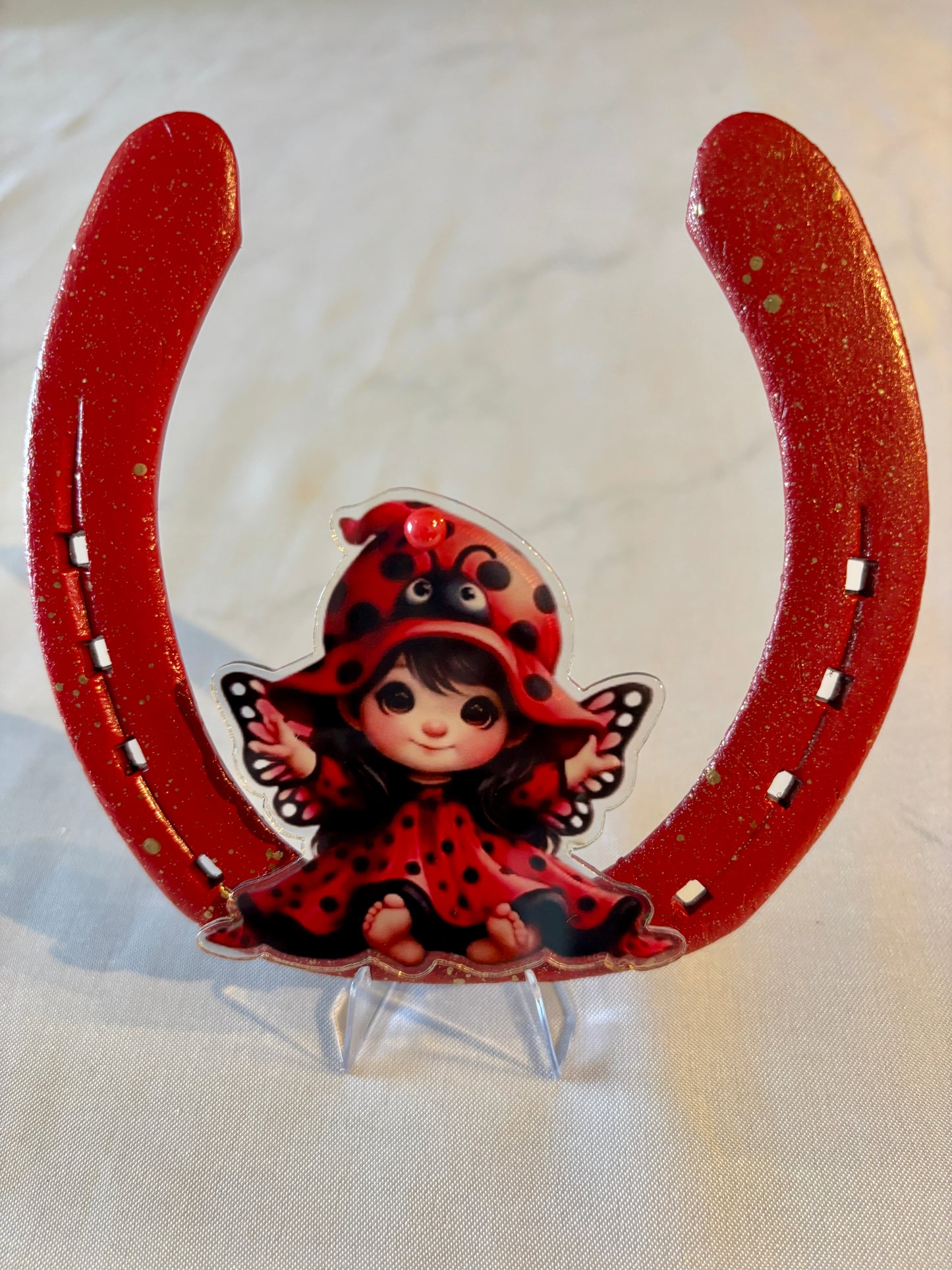 fer à cheval avec sa petite fille papillon / coccinelle