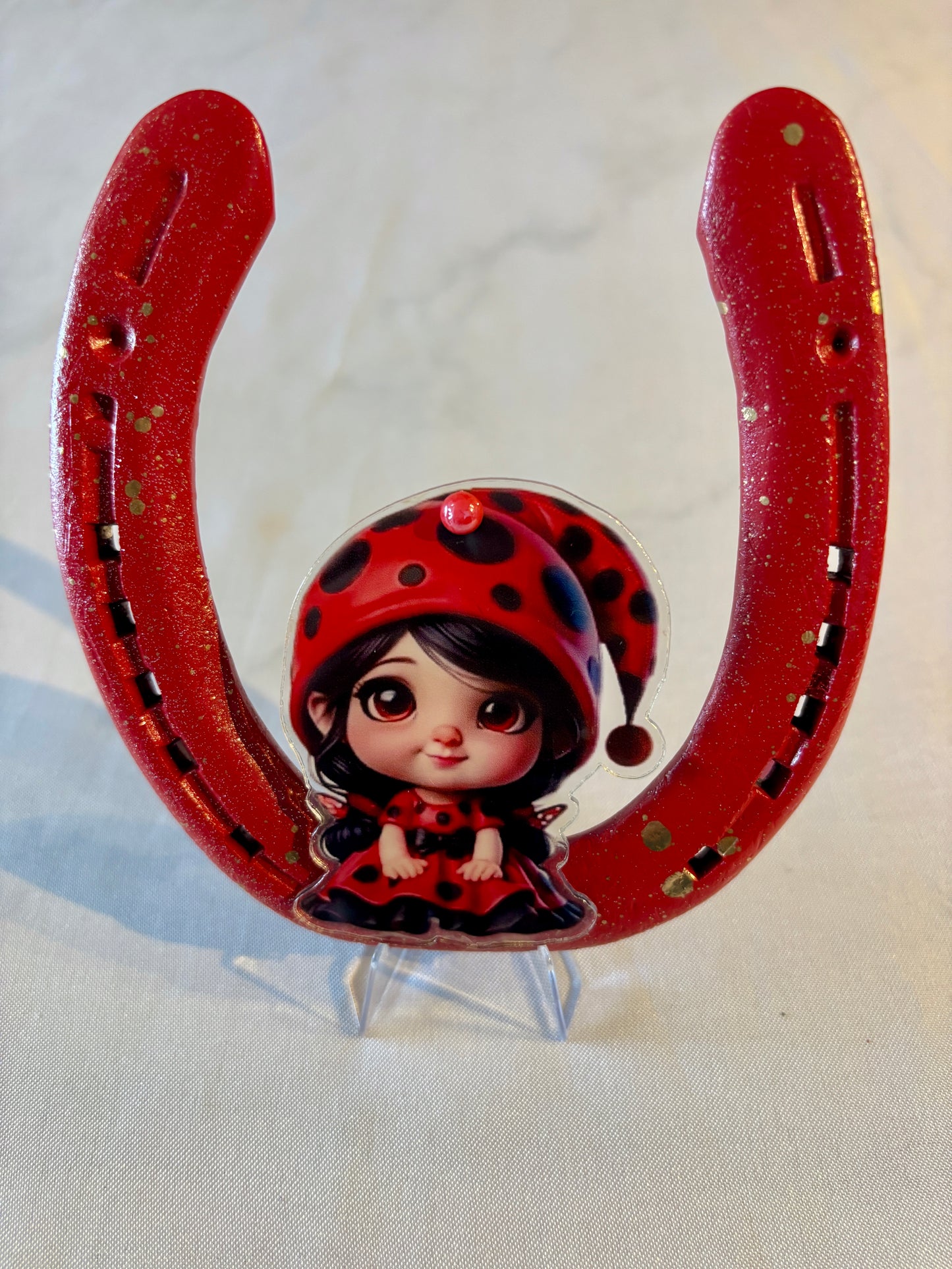 fer à cheval avec sa petite fille coccinelle
