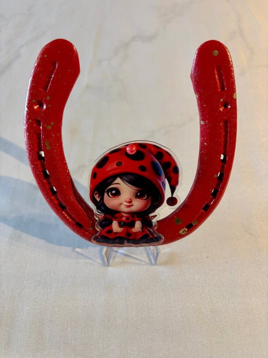 fer à cheval avec sa petite fille coccinelle