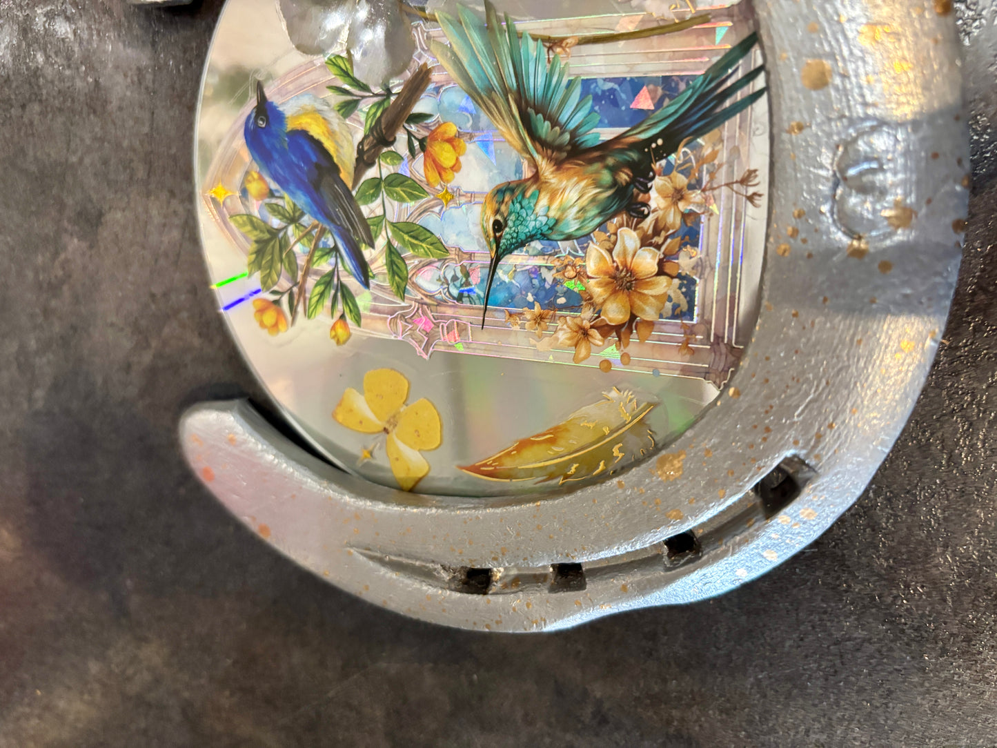 Création unique /fer à cheval avec un Cd et son véritable trèfle à quatre feuilles 🍀 oiseaux/colibri