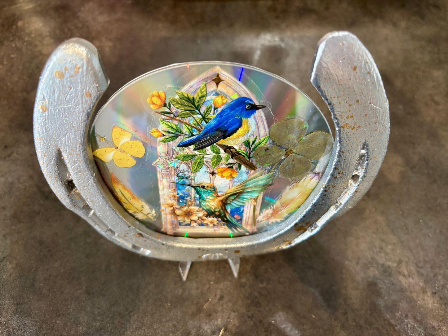 Création unique /fer à cheval avec un Cd et son véritable trèfle à quatre feuilles 🍀 oiseaux/colibri