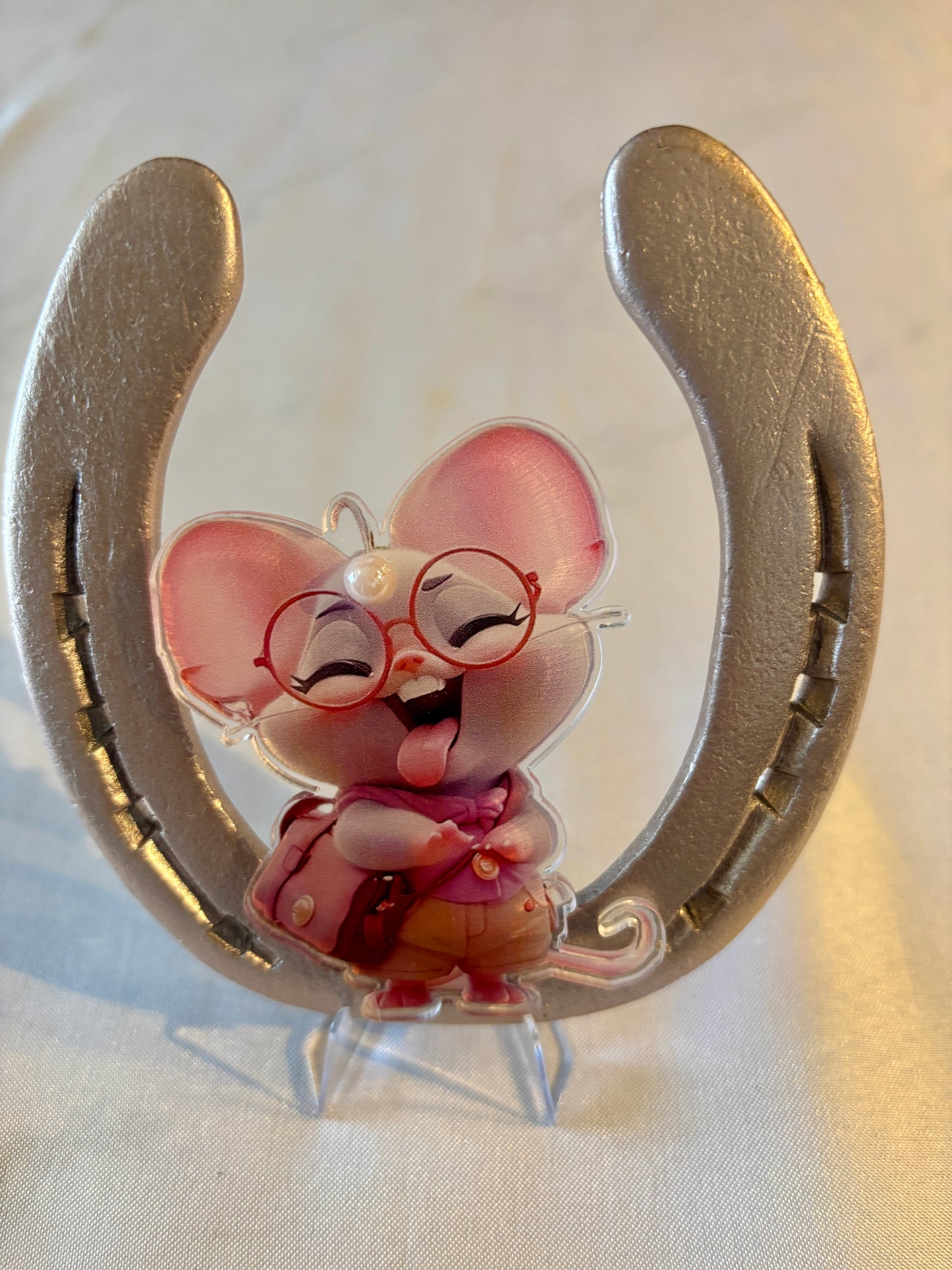 fer à cheval avec sa petite souris rose